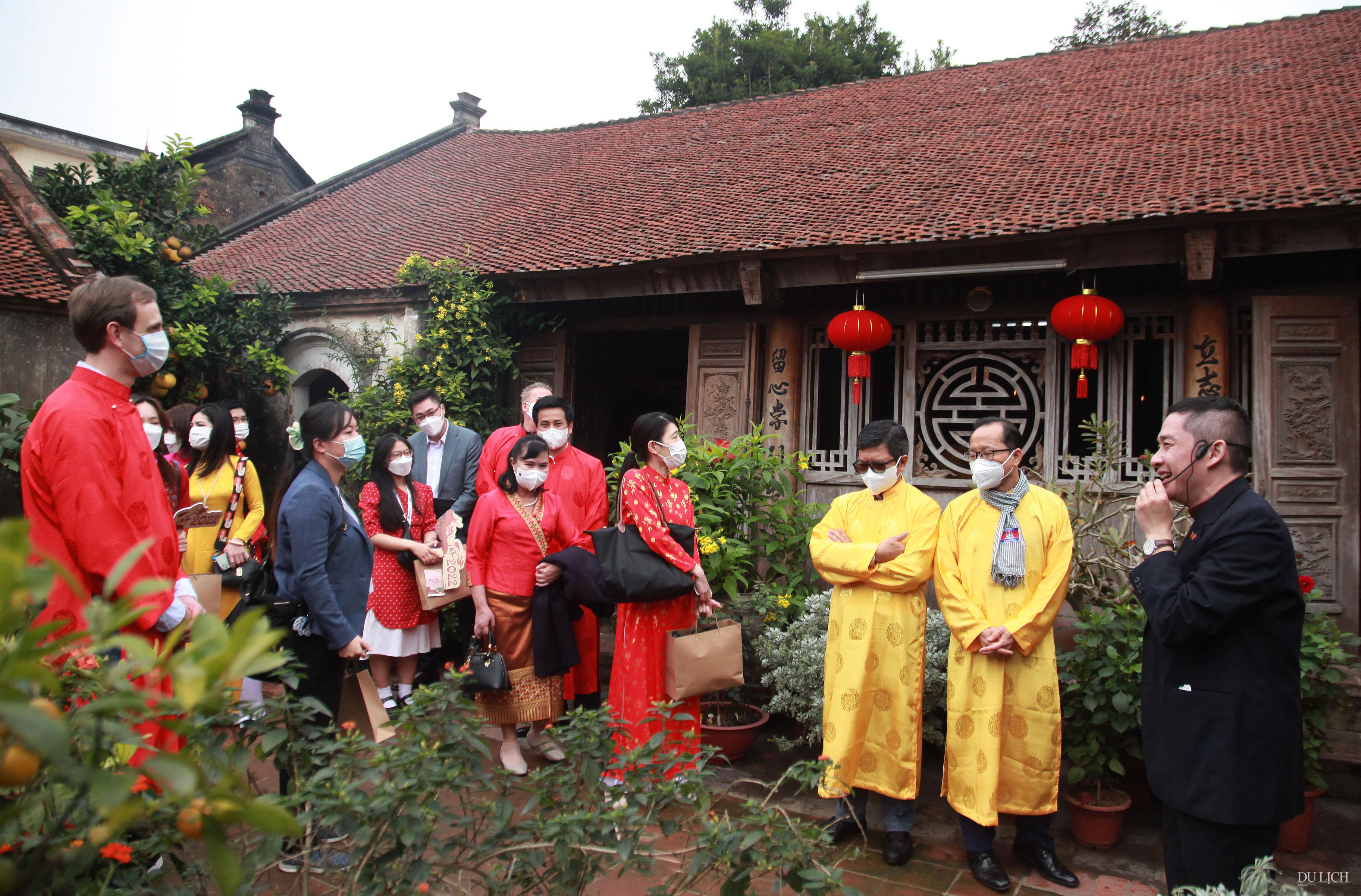 Delegates visit ancient houses in Duong Lam ancient village
